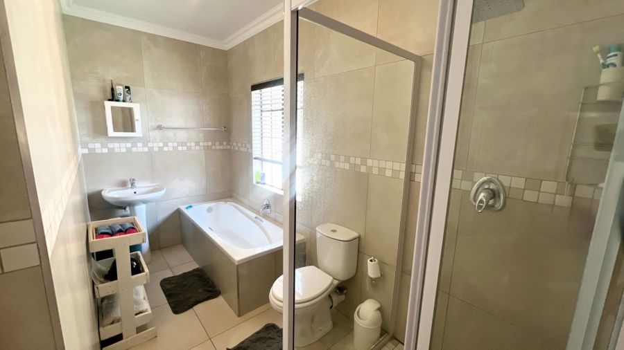 3 Bedroom Property for Sale in Langenhovenpark Free State